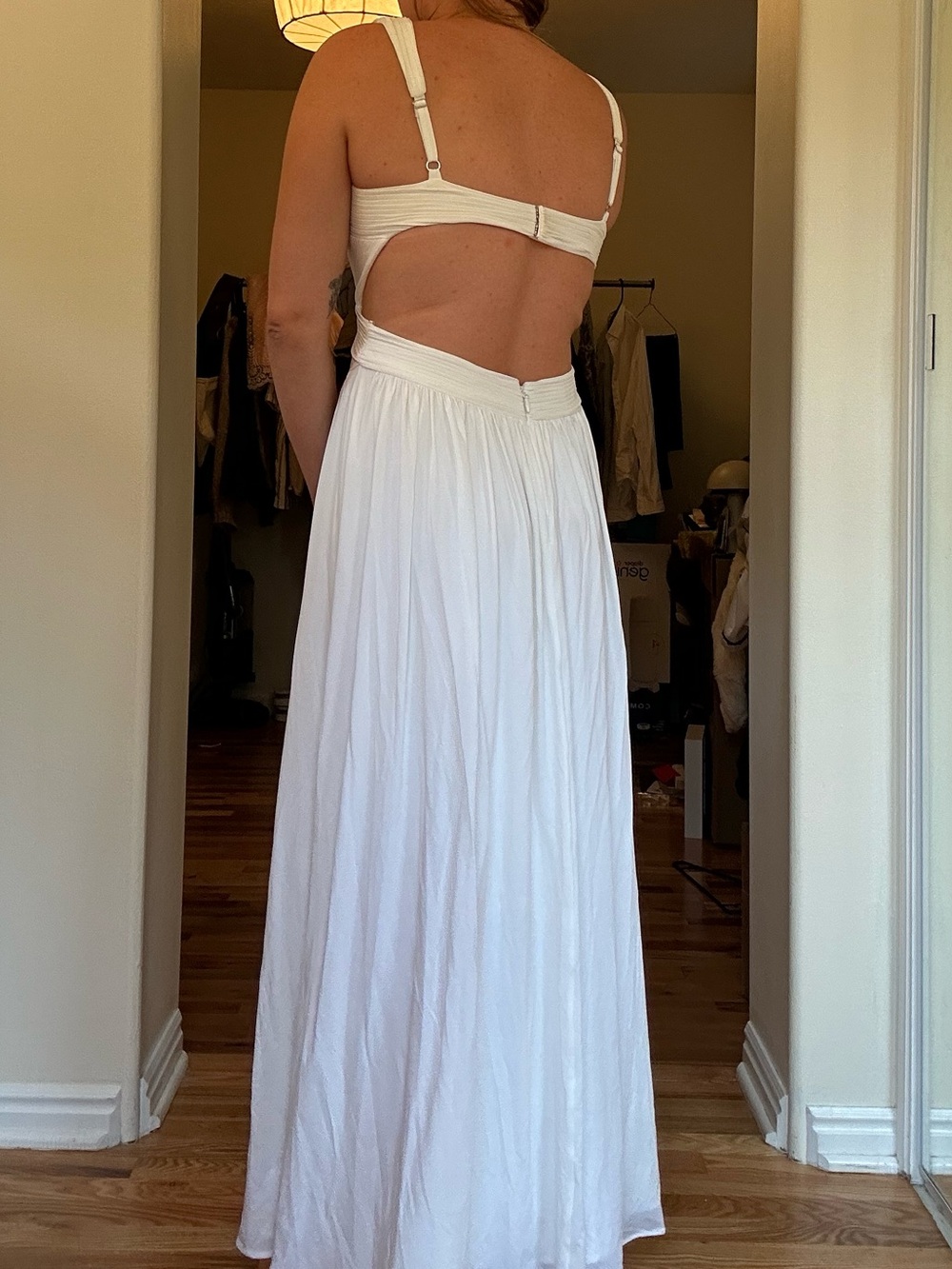 White backless dress - Picture 7 of 12